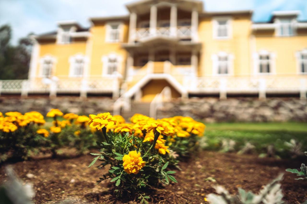 Karolineburg Manor House Hotel Kajana Eksteriør bilde